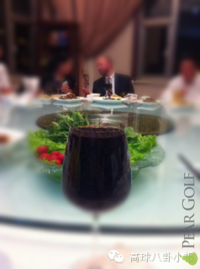 我原本倒了一半酒的酒杯就变成这样了 我原本倒了一半酒的酒杯就变成这样了